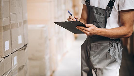 Un homme faisant de la logistique dans un dépôt